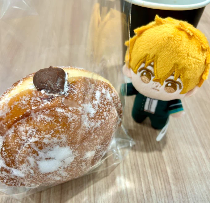 ツイッタで時々見かける写真が可愛くていいなーと思ってたんだけど、実物ほんと可愛いな… 天津に囲まれて金魚に興味津々のにれくんとべつにそうでもないすおう可愛い。チョコクリームドーナツに興味津々のにれくん可愛い。なんだろうねこの可愛さは。