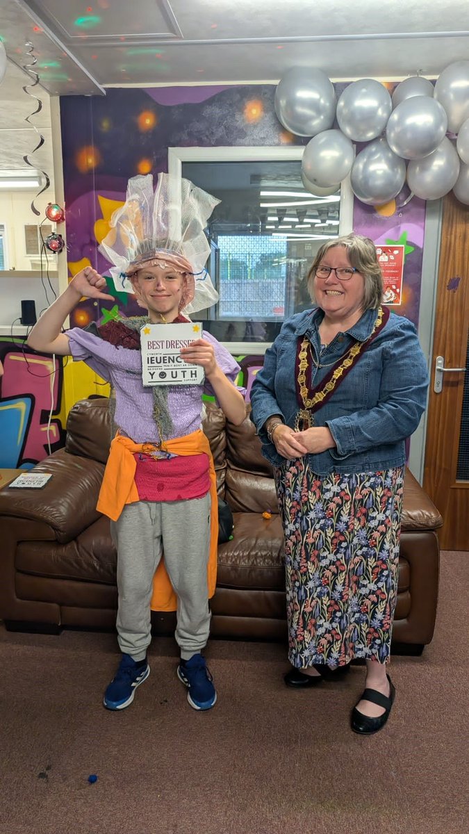 BridgendCBC's tweet image. To celebrate #WorldEnvironmentDay, @BCBCYS marked the event with an Eco Prom Night at Pencoed Youth Engagement Centre!
Councillor Melanie Evans, Pencoed Town Mayor Tracey Lyddon and Mayor Consort Sian Griffiths were also in attendance for this night full of fun and creativity