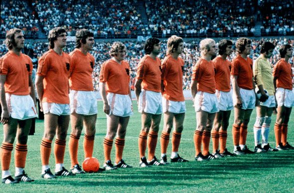 af_toe's tweet image. Tijdens de WK-finale van 1974 kwamen 24 spelers in actie. Wie van hen is na die beruchte Nederland - West-Duitsland het langst als betaald voetballer doorgegaan en speelde dus het meest recent zijn laatste wedstrijd als prof? #voetbalquiz