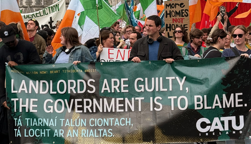 VIEWdigital's tweet image. VIDEO report: Protesters from across Ireland, led by @CatuIreland, take part in housing protest march in Dublin – viewdigital.org/protesters-fro… - @catubelfast - @BDTUC