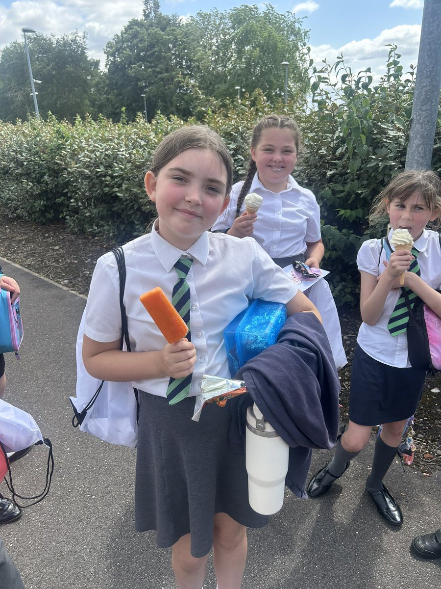 MrAbnett01's tweet image. Finishing the day with an ice cream! 🍦 @PoppyfieldSch