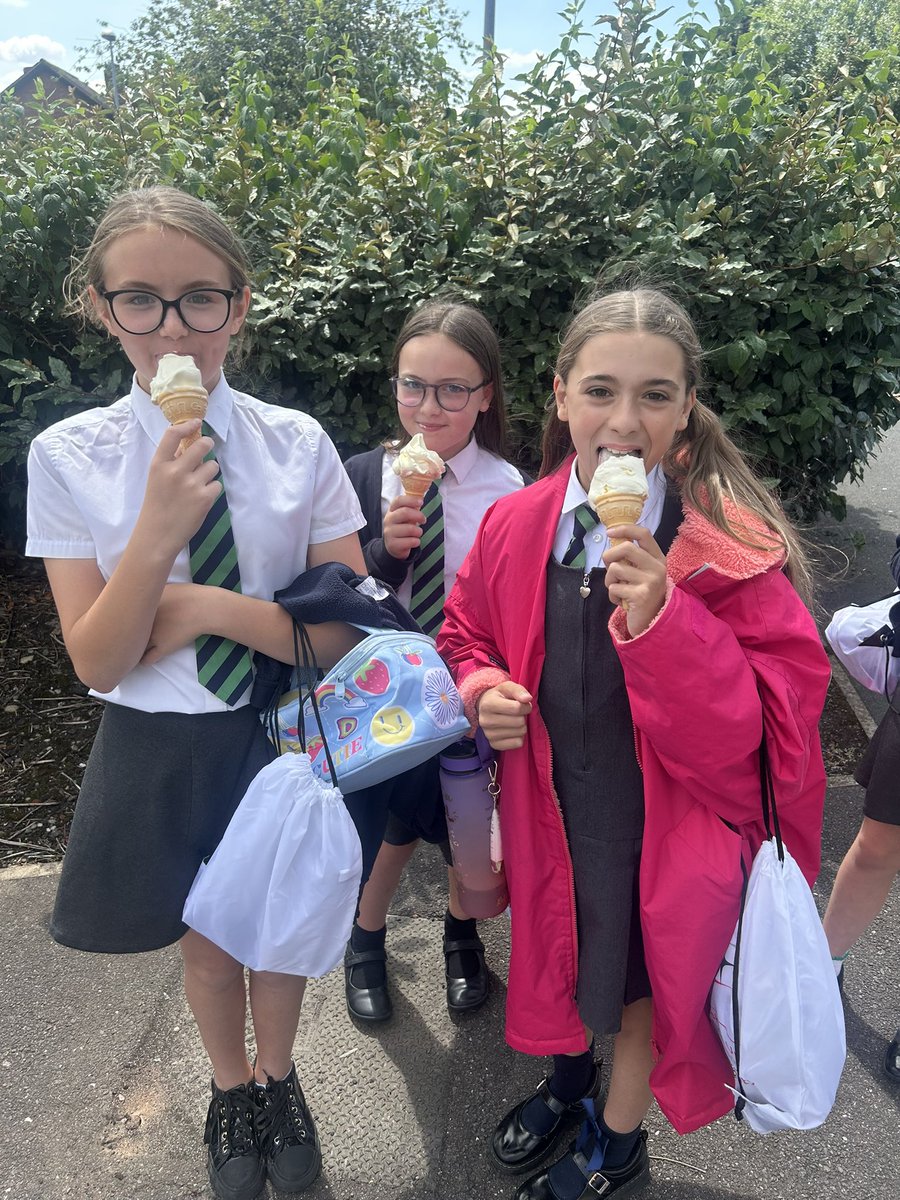 MrAbnett01's tweet image. Finishing the day with an ice cream! 🍦 @PoppyfieldSch