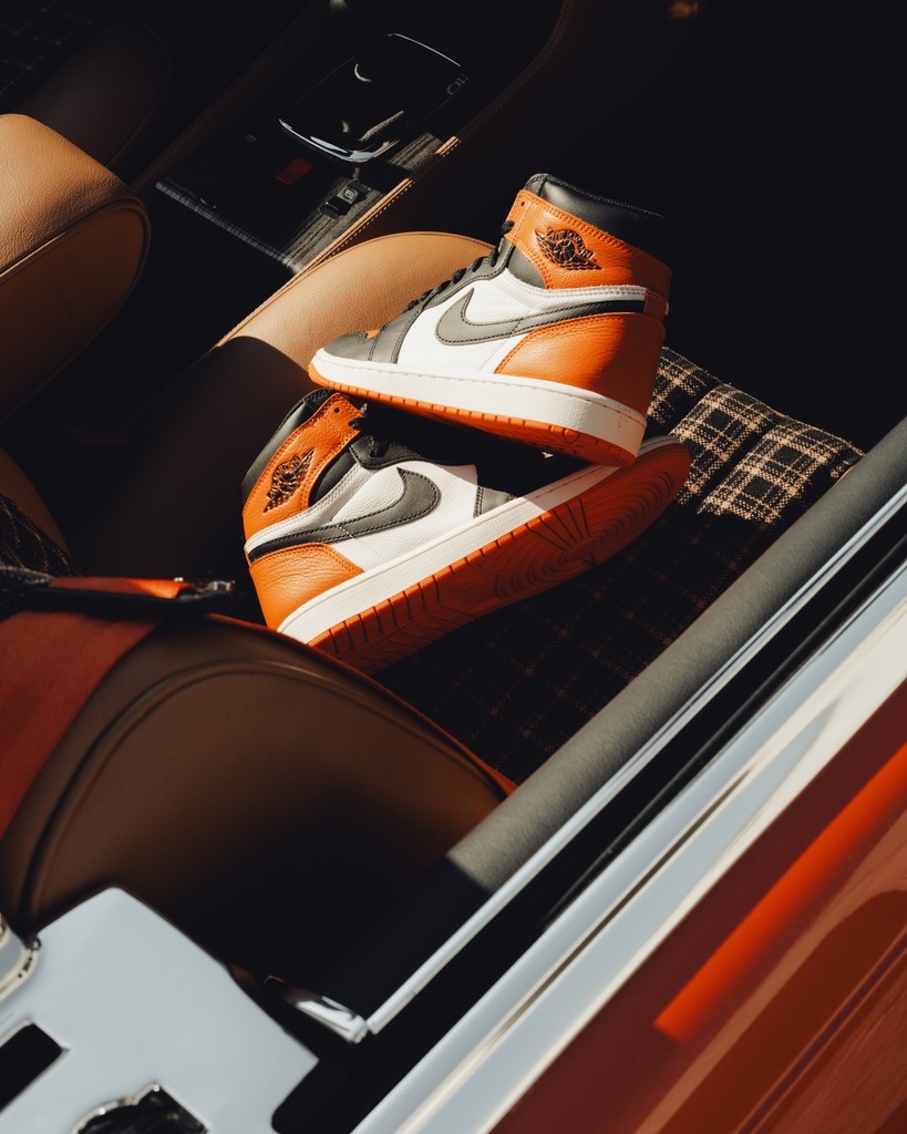 AFEWSTORE's tweet image. SHOP LINK ➡️ l8r.it/CLGz

He dunked. The backboard shattered. He walked away like nothing happened. The AJ1 ‘Shattered Backboard’ brings that same quiet confidence to the streets. 🏀 OG energy. All summer long.

#AirJordanRelease #AFEWStore #ShatteredBackboard