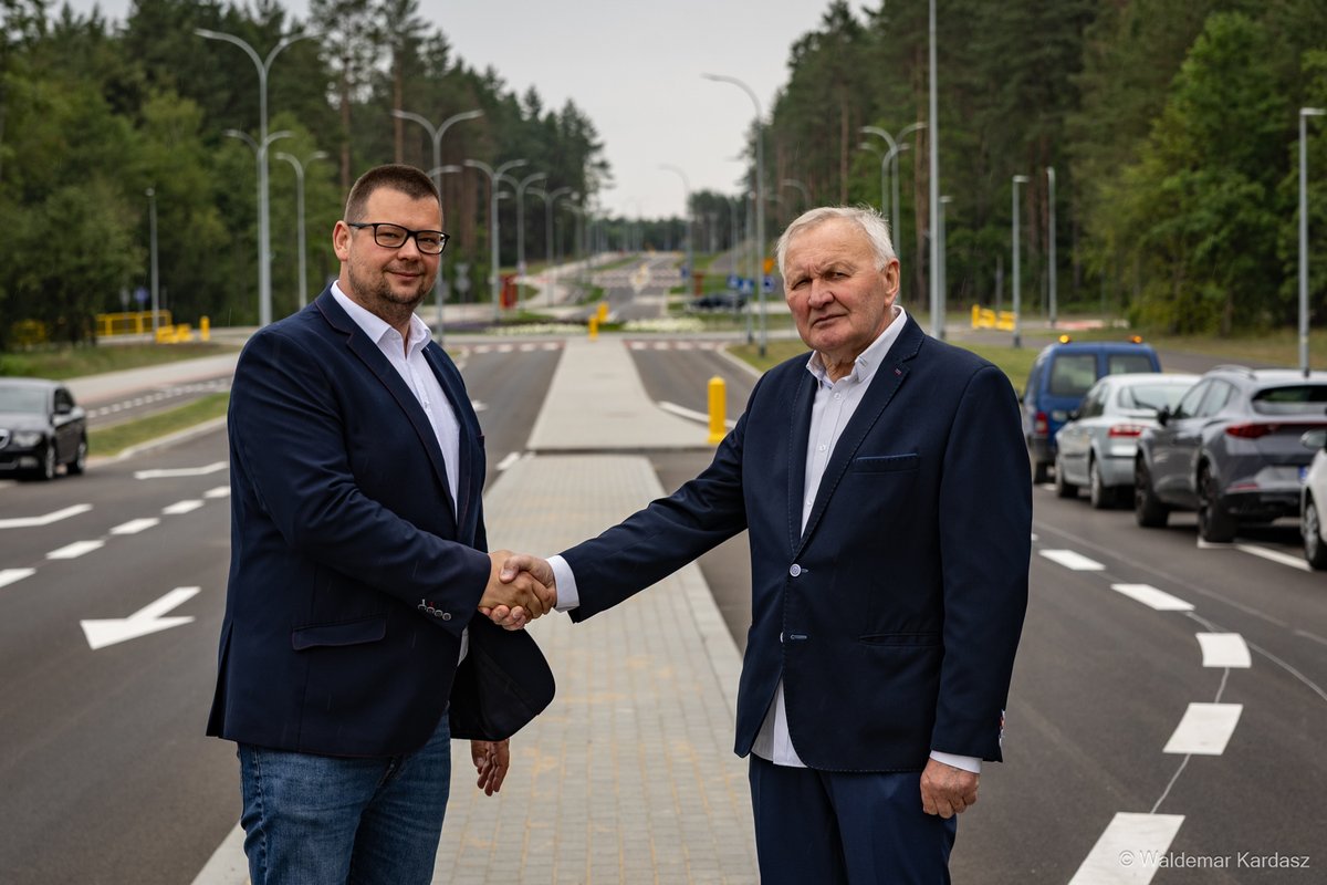 Miasto Białystok (@wbialystok) on Twitter photo Nowa droga na Bagnówce 🚗➡️ 1,3 km z dwoma rondami 🔄 ścieżkami rowerowymi 🚴♂️ i przystankami 🚌! Już wkrótce mieszkańcy skorzystają z pełnej infrastruktury 🌳💡. Trwa odbiór techniczny ✅ #Białystok
➡️bit.ly/4lgxCat
<a href="/KlimTomasz/">Tomasz Klim</a> Nowa droga na Bagnówce 🚗➡️ 1,3 km z dwoma rondami 🔄 ścieżkami rowerowymi 🚴♂️ i przystankami 🚌! Już wkrótce mieszkańcy skorzystają z pełnej infrastruktury 🌳💡. Trwa odbiór techniczny ✅ #Białystok
➡️bit.ly/4lgxCat
<a href="/KlimTomasz/">Tomasz Klim</a>