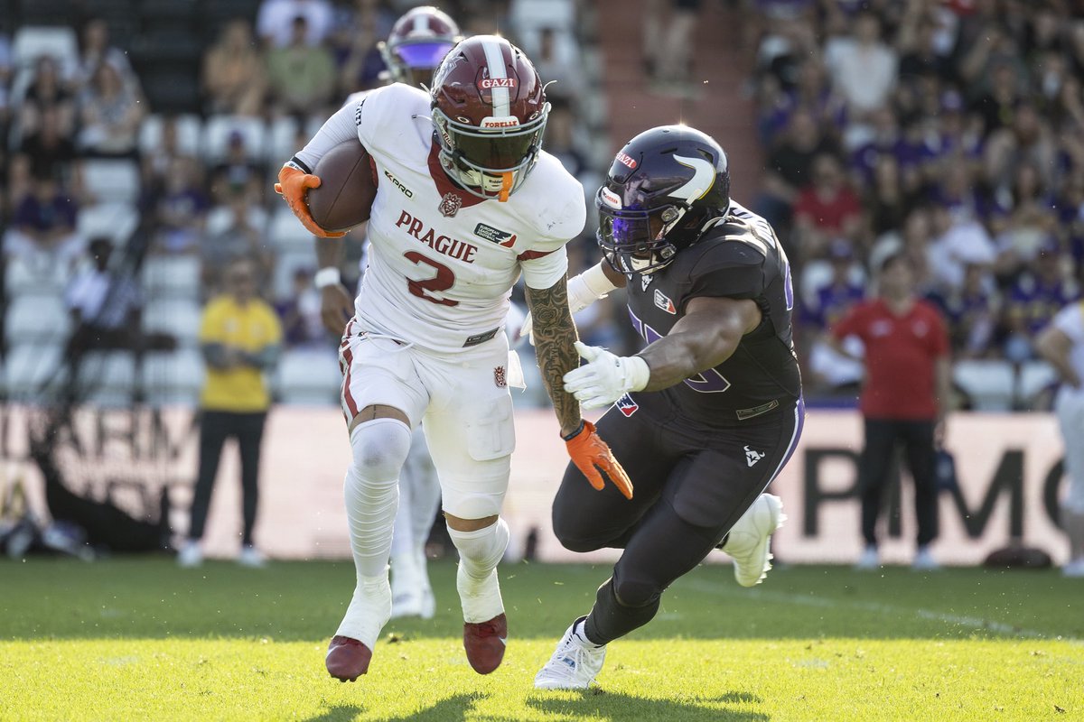 ViennaVikings's tweet image. QB met gravity - Aaron introduced them. 💜😤 #FlipBook with Aaron Donkor 

#ElitePassrusher #PurpleReign #ViennaVikings #PRGatVIK #QBSack
📸 andreas bischof