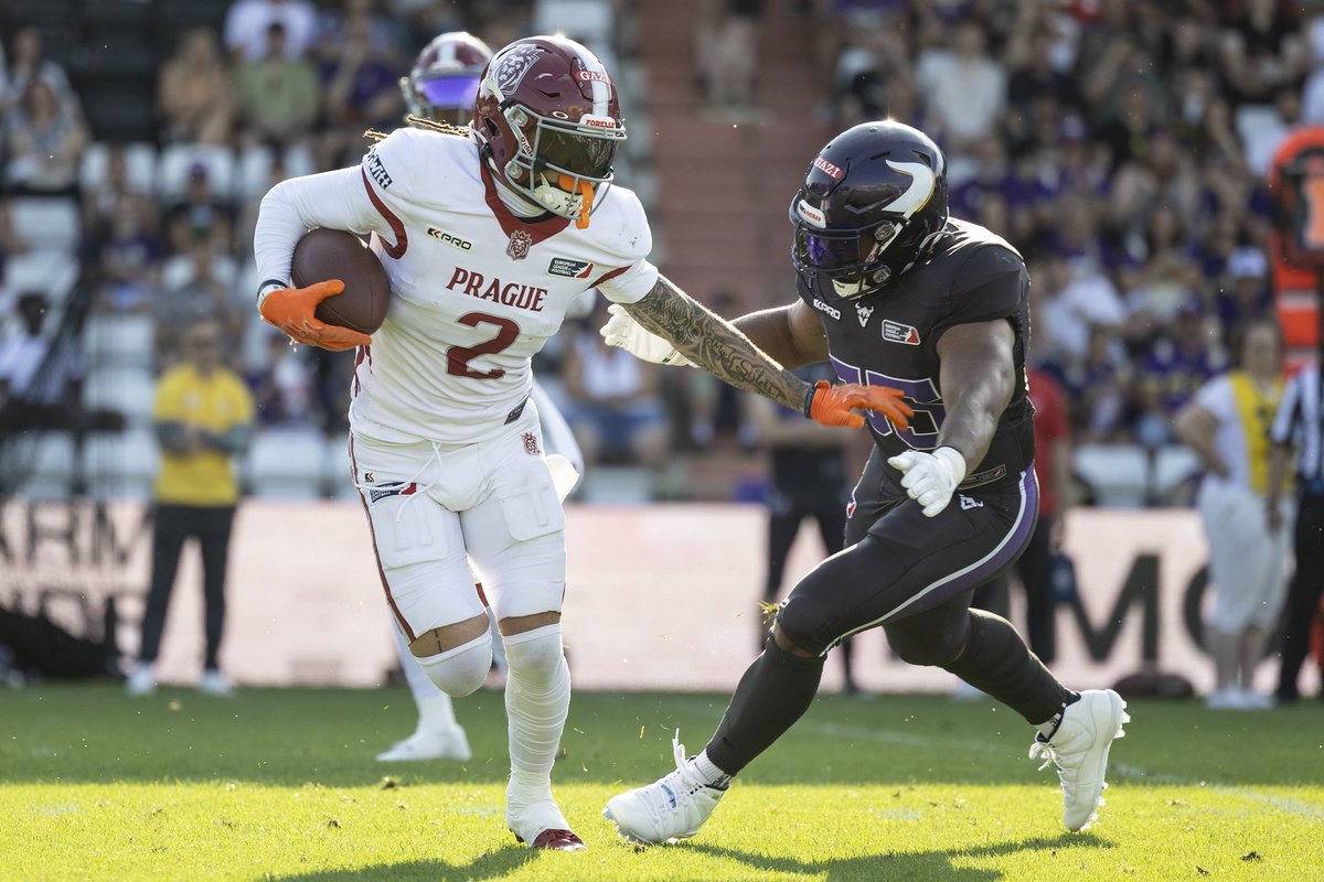 ViennaVikings's tweet image. QB met gravity - Aaron introduced them. 💜😤 #FlipBook with Aaron Donkor 

#ElitePassrusher #PurpleReign #ViennaVikings #PRGatVIK #QBSack
📸 andreas bischof