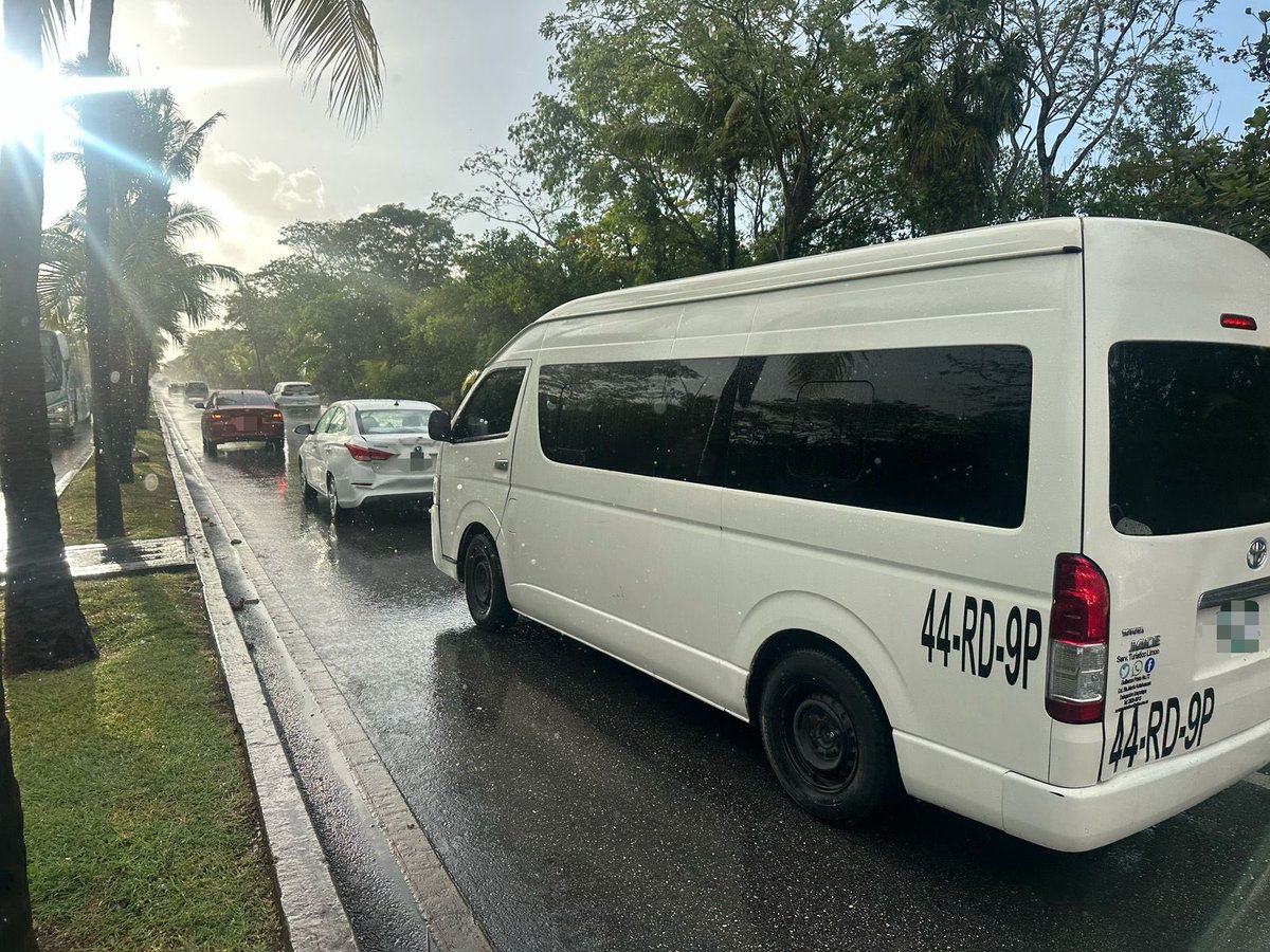 🚨 #EnlaceUrbano |  Se reporta un accidente vial en el Boulevard Kukulcán, a la altura del km 0+700, en dirección al aeropuerto, entre tres vehículos particulares. No se reportan personas lesionadas.