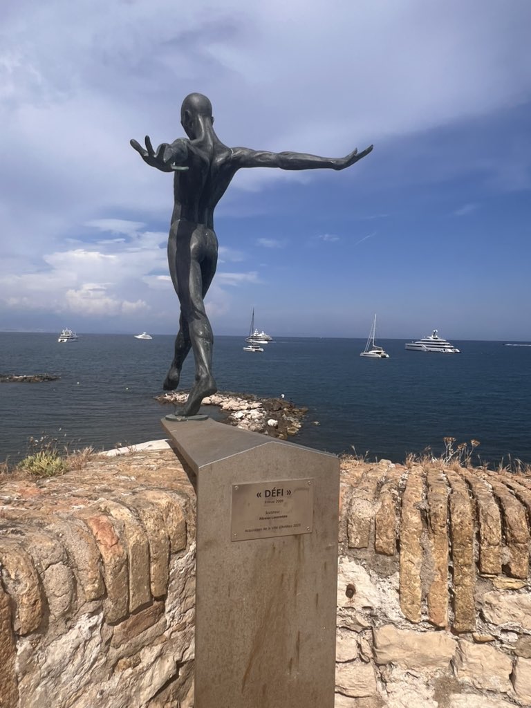 Statue of the Defi summer