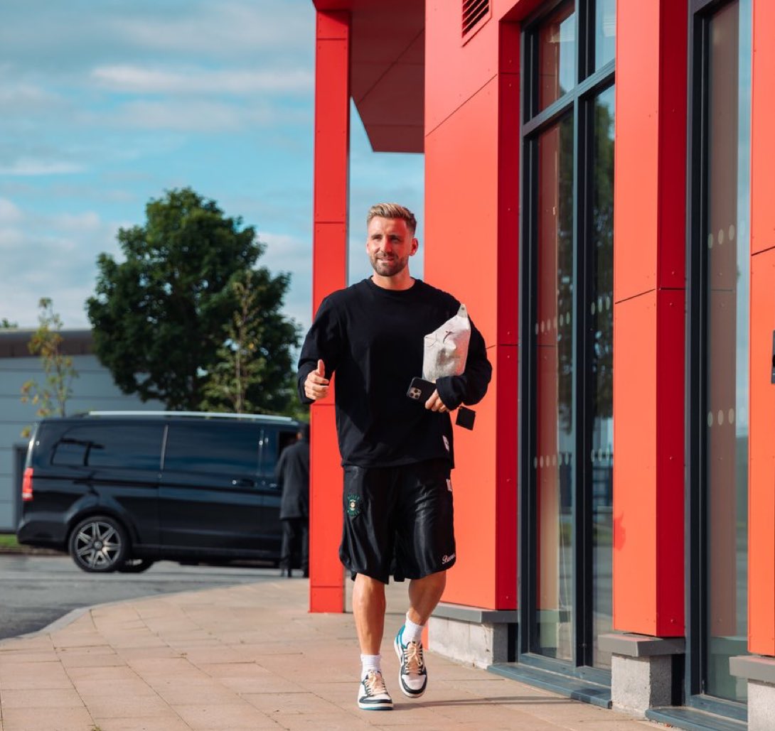 ZaidBalll's tweet image. Luke Shaw arrives back at Carrington.🏴󠁧󠁢󠁥󠁮󠁧󠁿🔙