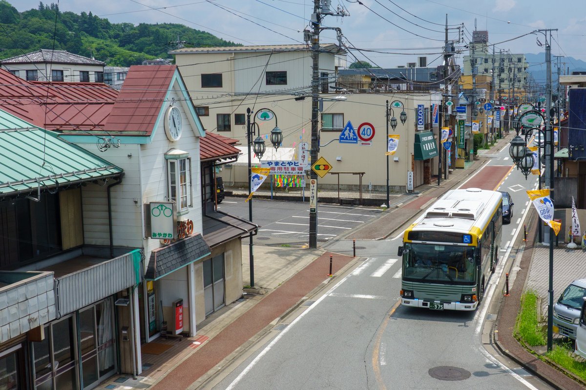 7月6日の富士急バス（その４）。歩道橋まで戻って飯尾からの上野原駅行き、光電製作所前行きを撮影。ここにも短冊が見えるのでイベント会場があったようですね。 #富士急バス #上野原