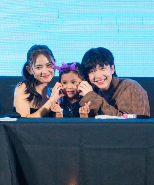 Loiussa28's tweet photo. AshBin with kids ang chotieee 🥹💗 https://t.co/AFxbbmYHhP