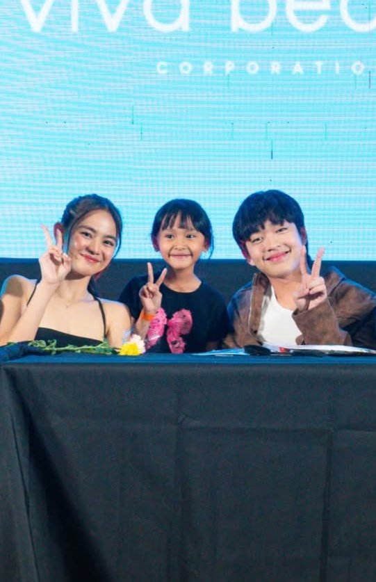 Loiussa28's tweet photo. AshBin with kids ang chotieee 🥹💗 https://t.co/AFxbbmYHhP