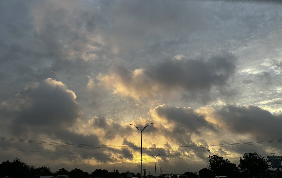 B_Wenzel's tweet image. Can’t wait for this sun to rise and start drying things up for all those that need it today!
SUN ALWAYS RISES!
