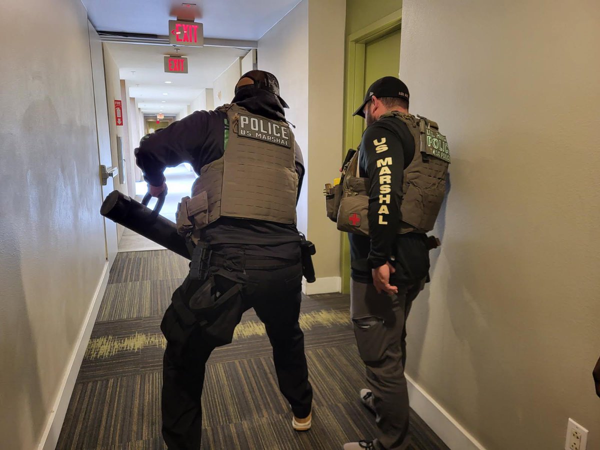 USMarshalsHQ's tweet photo. Last week the Pacific Southwest Regional Fugitive Task Force assisted @oaklandpoliceca in their efforts to reduce violent crime this summer. The result was 21 total arrests for assault, robbery, and weapons violations #USMarshals https://t.co/DalmGkGDfH