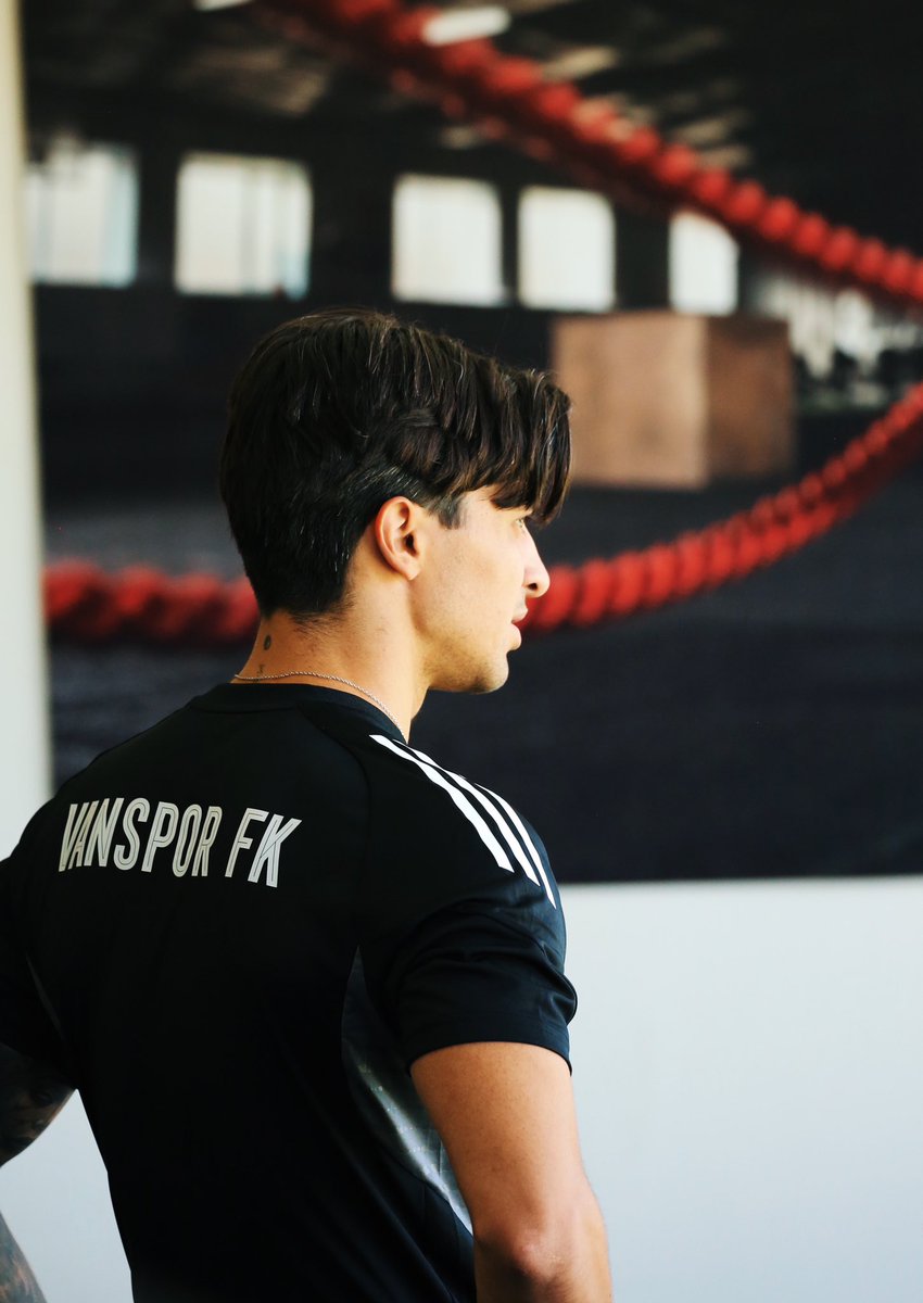 Yeni transferimiz Xesc Regis Kayseri Kampımızda takımımızla çalışmalara başladı 📸

<a href="/vansporfk/">Vansporfk</a>