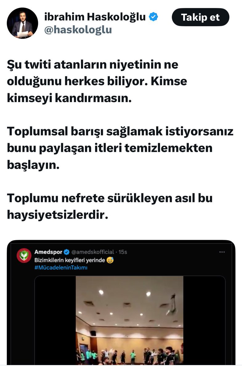 O kadar ileri derecede bir ırkçı ki iftira atıp yalan söylemek, Amedspor futbolcularını hedef göstermek yetmiyor bi de ağzından leş akıyor.
PKK silah bırakacak, evlere acı düşmeyecek diye üzülüyorlar, o yüzden futbolculardan, Kürtlerden  terör çıksın istiyor, provokatör.