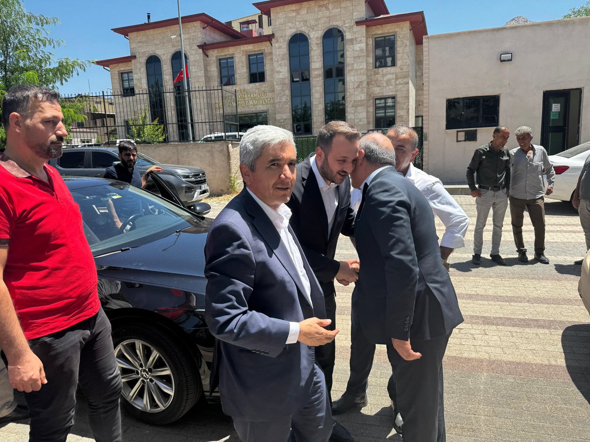 📍Eruh
İl Başkanımız Sn. <a href="/AvCanerOzturan/">Av. Bahri Caner ÖZTURAN</a> 
İl Koordinatörümüz 26. Ve 27. Dönem Mersin Milletvekili Sn. <a href="/alicumhurtaskin/">Ali Cumhur TAŞKIN 🇹🇷</a> ve teşkilat mensuplarımız ile birlikte Eruh Belediye Başkanı Sn. <a href="/cevher_ciftci/">Cevher ÇİFTÇİ</a> Belediye binasında ziyaret ettiler .Kendilerine  göstermiş oldukları ilgi ve