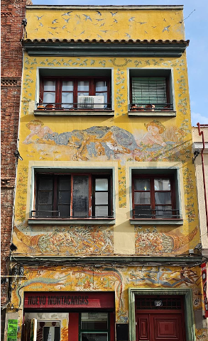 Alicia_Torija_L's tweet image. Me pareció entenderle al consejero @depacoserrano que la cultura urbana y los murales se iban a proteger. Aquí tiene un caso URGENTE en peligro de desaparición. Paralice la intervención en la fachada. 
Se trata de El Montacargas en la calle Antillón. La obra tiene 30 años y su…