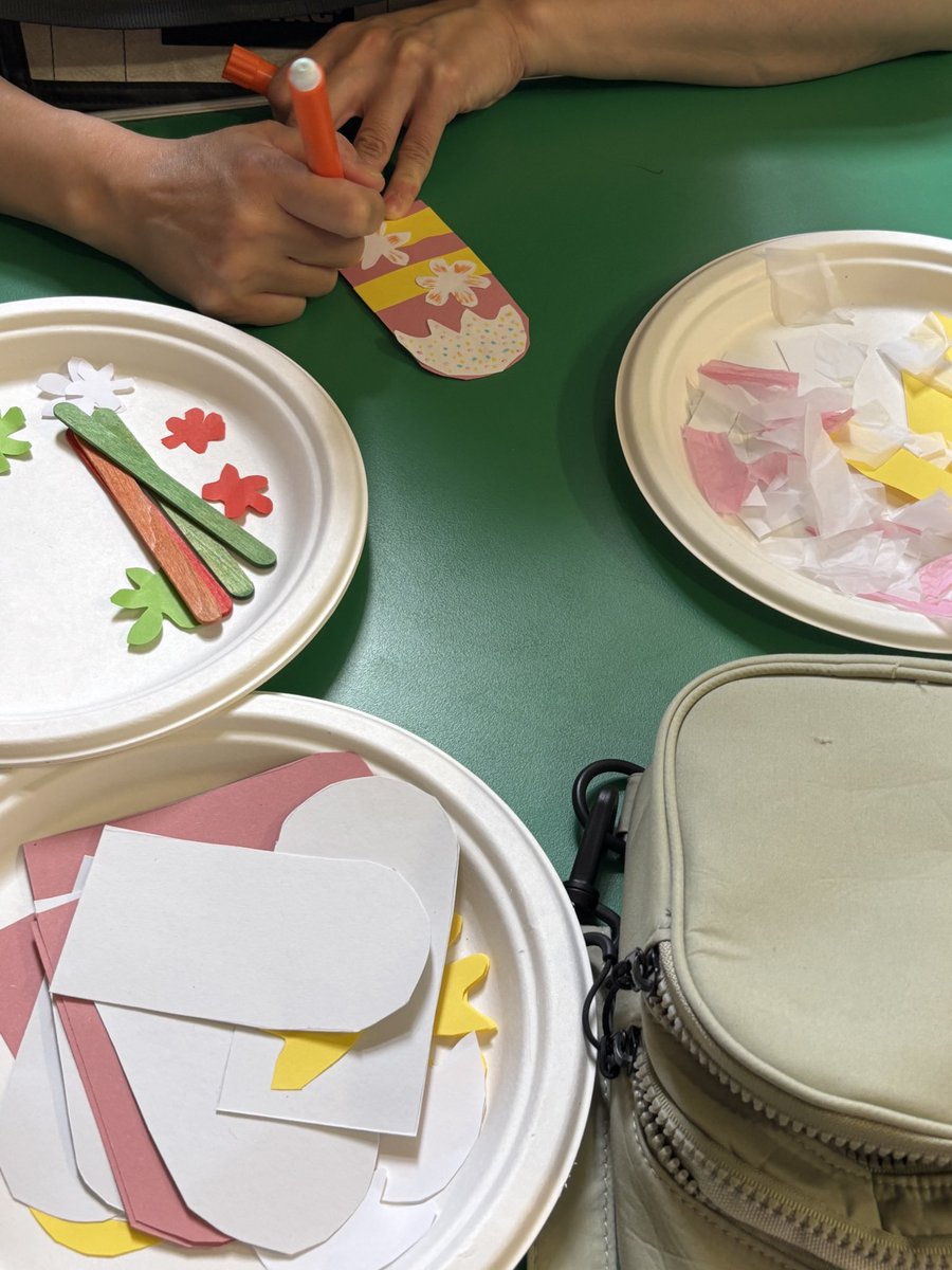CharltonLib's tweet image. Last week children at #CharltonLibrary made ice lollies using different colours, textures and shapes at #LibraryFunClub! 🍭 Join us every Saturday from 10.30-11.30am to make and create, browse and borrow books 📚 #LoveYourLibrary