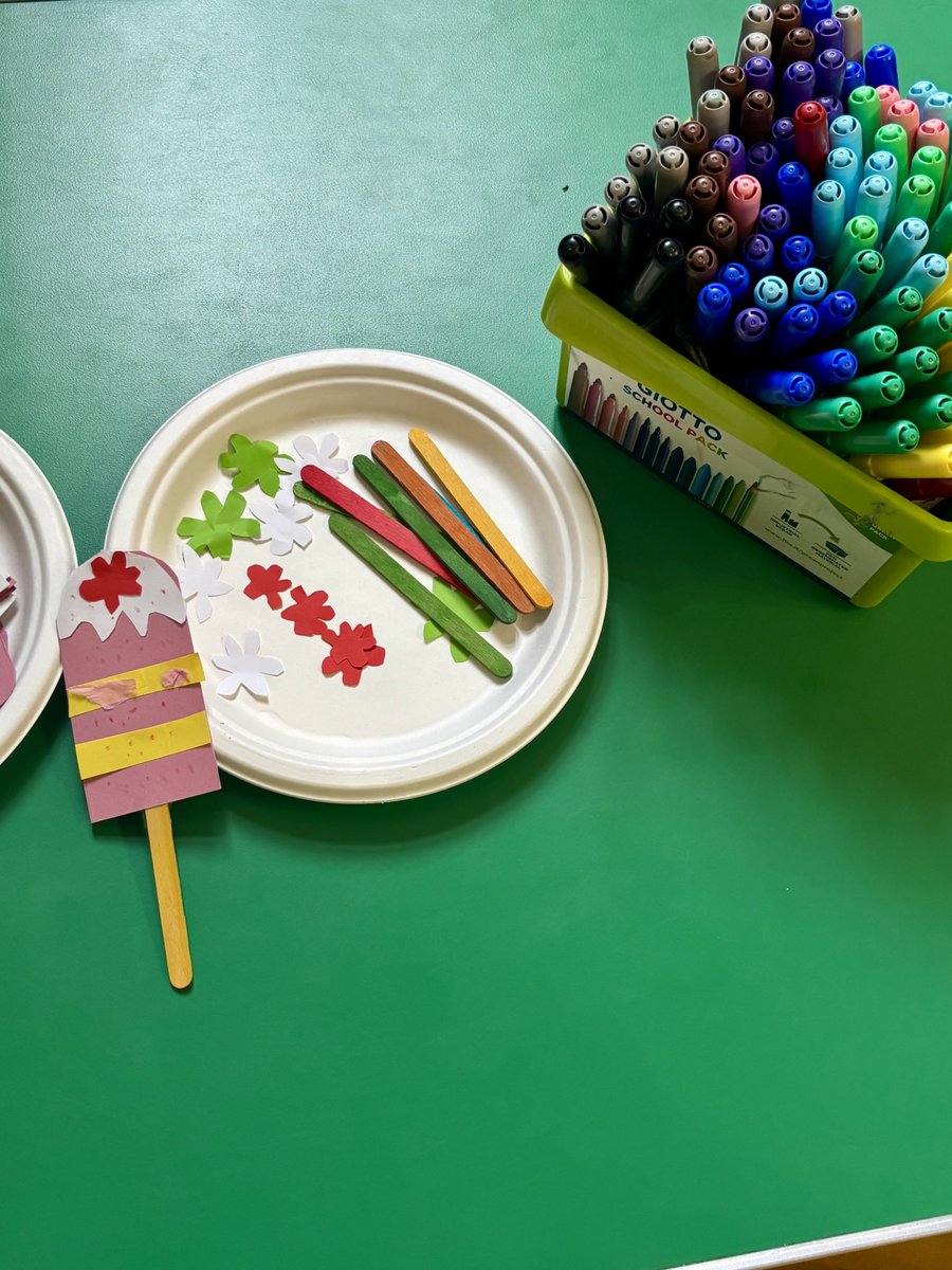 CharltonLib's tweet image. Last week children at #CharltonLibrary made ice lollies using different colours, textures and shapes at #LibraryFunClub! 🍭 Join us every Saturday from 10.30-11.30am to make and create, browse and borrow books 📚 #LoveYourLibrary
