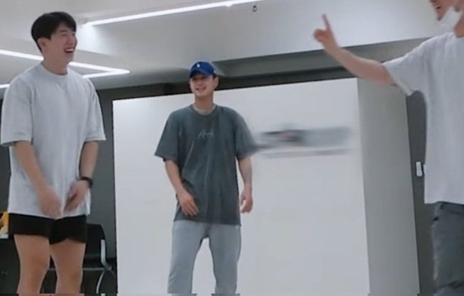 themalificent's tweet image. From the Starship sign being covered up, to blurred, to being off to the side, and now fully in the center right behind him - wow the progress, the strides, the breakthroughs we've made