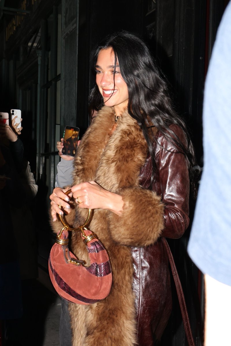 STUDlO2054's tweet image. 📸 | @DUALIPA leaving dinner in Paris, France last night (06/07)