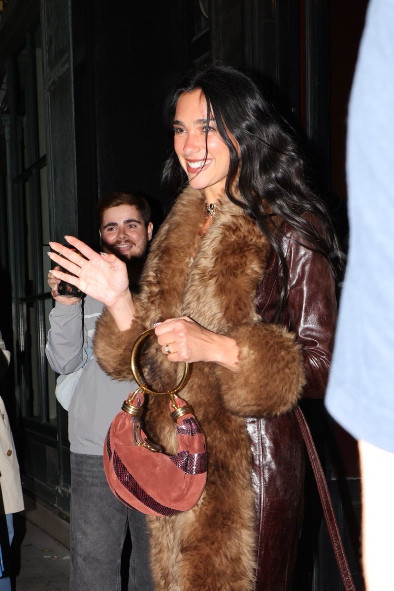 STUDlO2054's tweet image. 📸 | @DUALIPA leaving dinner in Paris, France last night (06/07)