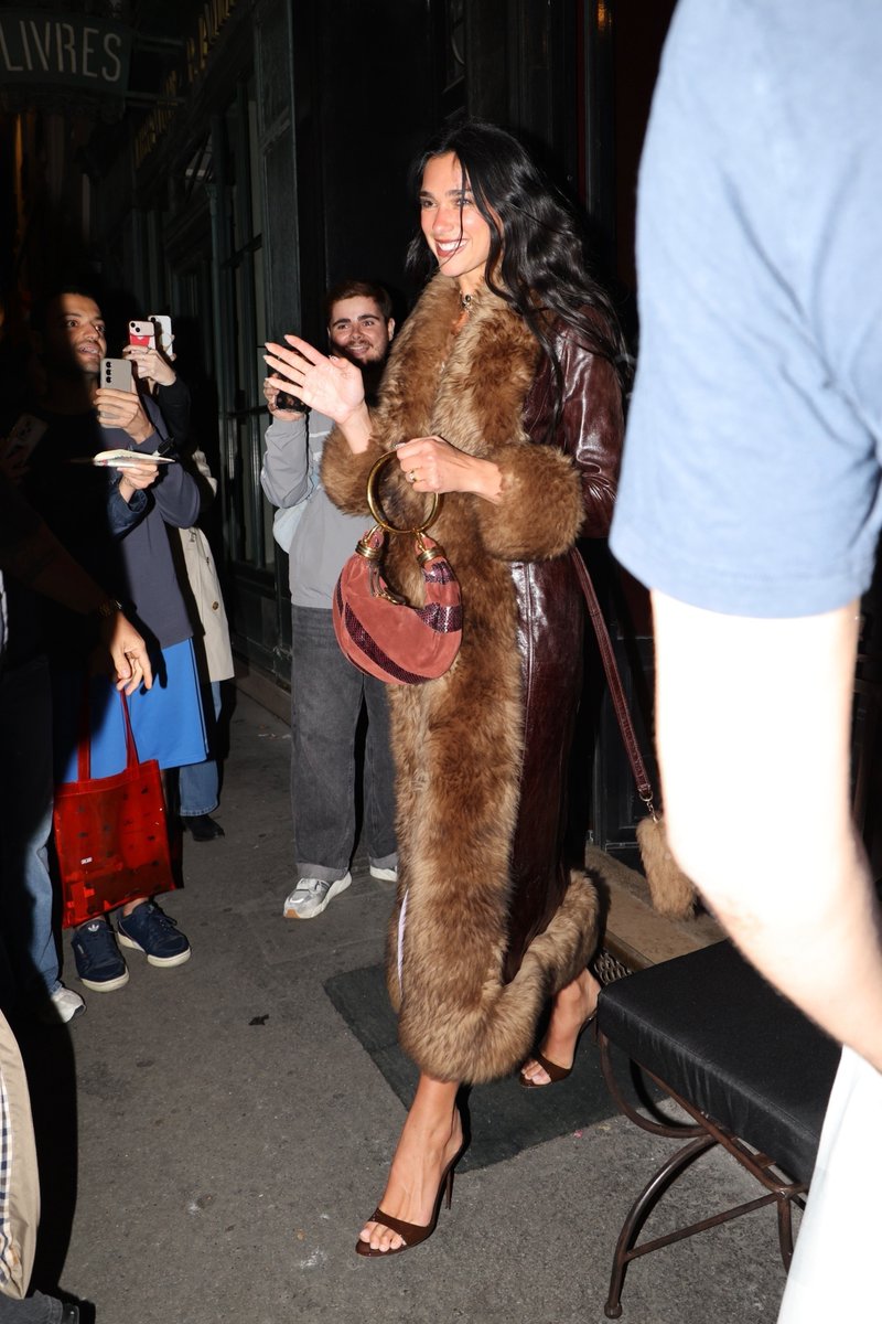 STUDlO2054's tweet image. 📸 | @DUALIPA leaving dinner in Paris, France last night (06/07)