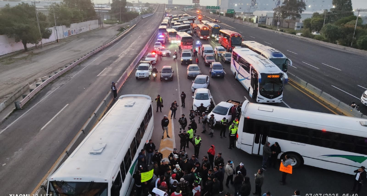 esprimeramx's tweet photo. #AlertaVial 🔴|| Transportistas mantienen bloqueo total en la autopista México–Puebla, cerrando ambos sentidos desde la mañana de este lunes, como lo habían anunciado previamente. La manifestación genera afectaciones significativas en el tránsito.

🚨 CAPUFE recomienda como vías alternas, en dirección a #Puebla, el desvío hacia la carretera libre en el kilómetro 17 (Puente La Concordia), y en dirección a la Ciudad de México, tomar la salida en la Plaza de Cobro San Marcos.

📳 Redes