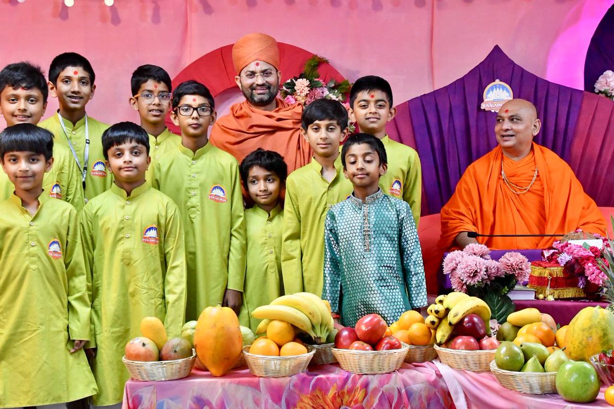 kashtbhanjandev's tweet image. પૂજ્ય સ્વામીશ્રી વિવિધ સ્થળોએ પધરામણી, કથા અને સભાઓનું આયોજન કરી રહ્યા છે. આ પ્રસંગો થકી, તેઓ સમસ્ત હરિભક્તોને સાળંગપુર વાસી શ્રી કષ્ટભંજનદેવ હનુમાનજી મહારાજ અને વડતાલ વાસી શ્રી હરિકૃષ્ણ મહારાજના દિવ્ય મહિમાનું ગાન કરાવી રહ્યા છે.
#sabha #swaminarayan #hariprakashswami #salangpur