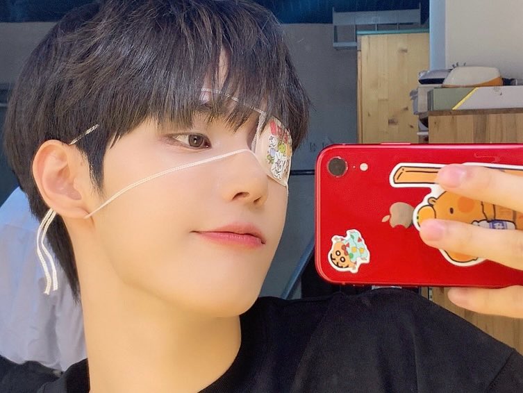 jinsim_to_js's tweet photo. 안대 셀카 ㄴㅁ 쭈아 >.< // https://t.co/1mBHgQyBSS