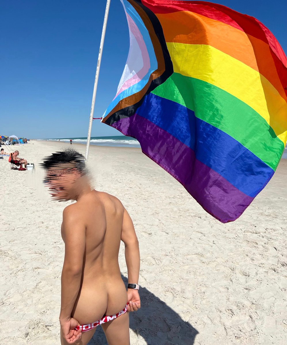 出差邂逅黑人㊙️
上週出差，在安邦沙灘遇見一群洋人留學生，小黑與我眼神交會，他主動遞啤酒，說他們在推廣同志友善。我表明我也是，坐下後，膝蓋貼著我，笑聲低沉撩人，指尖掠過我腰，我沒躲，他屌包真的很大。
他說想拍張照，要我露臀，我心跳加速，慾望悄然升溫了🥵