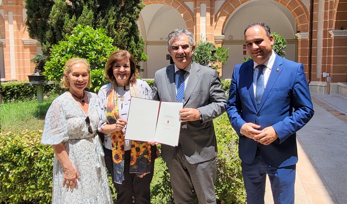 Consejería M. Ambiente, Univ., Invest. y Mar Menor (@ambientalrm) on Twitter photo El Gobierno de la <a href="/regiondemurcia/">Gobierno de la Región de Murcia</a> entrega el Anteproyecto de la nueva #LeydeUniversidades a los rectores de las tres universidades de la Región.
🤝Juan María Vázquez traslada personalmente el texto aprobado por el Consejo de Gobierno.
ℹ️carm.es/web/pagina?IDC… El Gobierno de la <a href="/regiondemurcia/">Gobierno de la Región de Murcia</a> entrega el Anteproyecto de la nueva #LeydeUniversidades a los rectores de las tres universidades de la Región.
🤝Juan María Vázquez traslada personalmente el texto aprobado por el Consejo de Gobierno.
ℹ️carm.es/web/pagina?IDC…