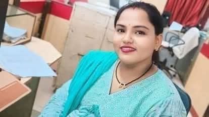 बे जुबान बैंकर 10K (@bejuwanbanker) on Twitter photo यूपी गोंडा में सांड ने हमला करके स्वाति सिंह <a href="/indianbank/">indian bank</a> में कार्यरत) को मार डाला। पहले सींग से हवा में उछाला फिर सीने पर पैर रखकर खड़ा हो गया। कुछ पलों में स्वाति ने दम तोड़ दिया।
योगी आदित्यनाथ की फेल हो चुकी बीजेपी सरकार क्या मर्डर करने वाले सांड को मौत की सजा दिला पाएगी? 😭 यूपी गोंडा में सांड ने हमला करके स्वाति सिंह <a href="/indianbank/">indian bank</a> में कार्यरत) को मार डाला। पहले सींग से हवा में उछाला फिर सीने पर पैर रखकर खड़ा हो गया। कुछ पलों में स्वाति ने दम तोड़ दिया।
योगी आदित्यनाथ की फेल हो चुकी बीजेपी सरकार क्या मर्डर करने वाले सांड को मौत की सजा दिला पाएगी? 😭