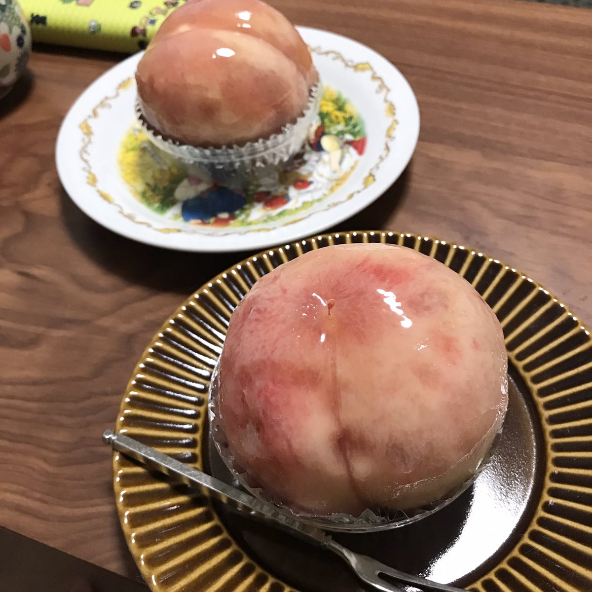 owamaruu's tweet image. 本日誕生日でした　暑い中クロミチが買いに行ってくれた神田近江屋洋菓子店さんの「もも」がケーキの代わり
今年初の桃美味しかった〜！