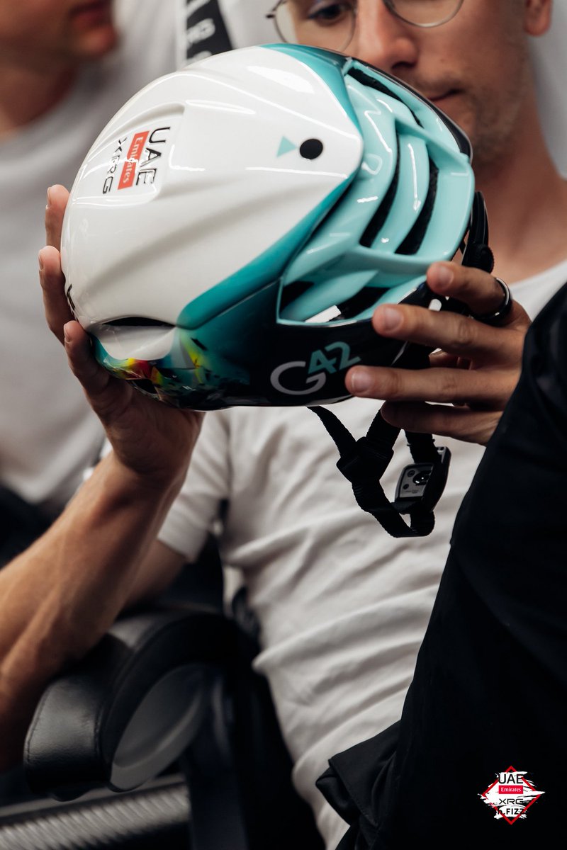 emirates motorcycle helmet MET Manta MET Manta Mips UAE Team