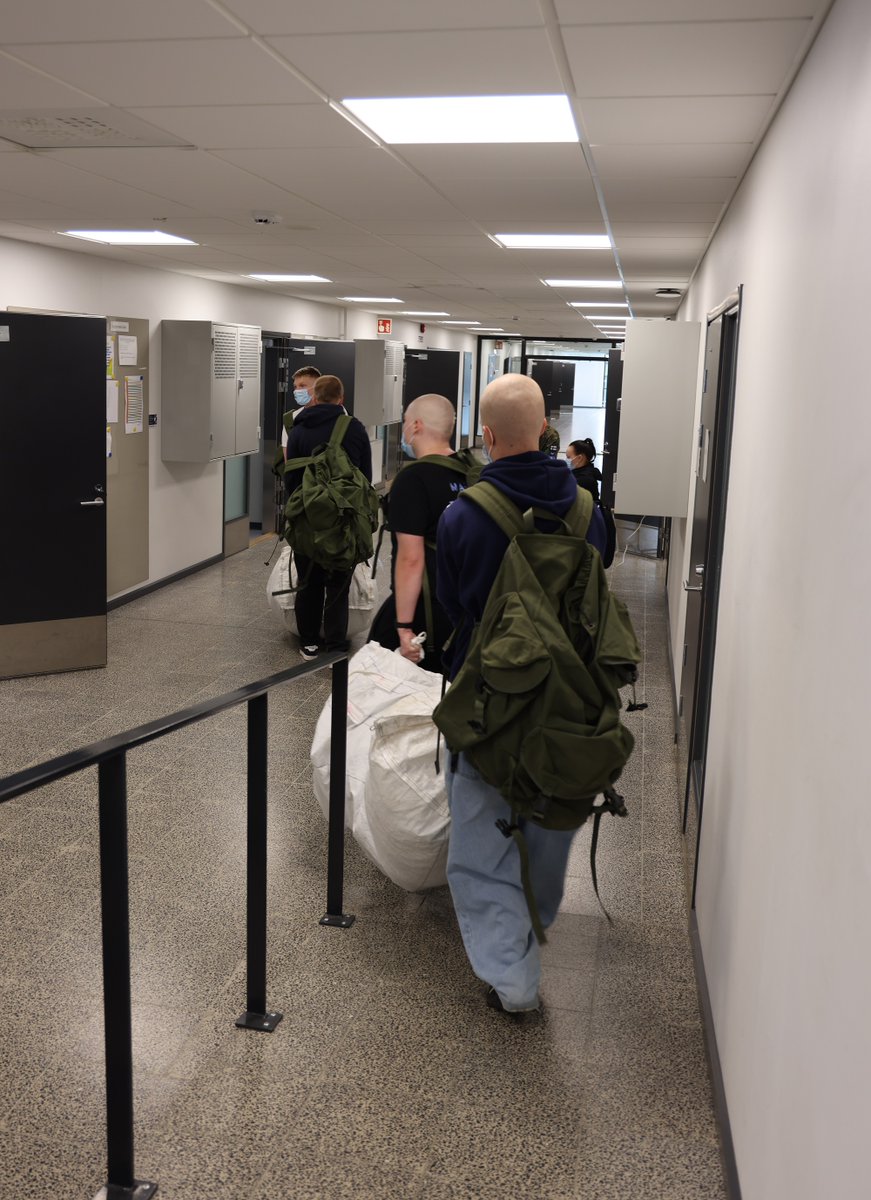 Uudet alokkaat saapuivat tänään Karjalan lennostoon - tervetuloa varusmiespalvelukseen saapumiserä 2/25! 

Uusilla varusmiehillä on edessään 6 viikkoa kestävä alokasjakso, johon sisältyvä  sotilasvala- ja vakuutustilaisuus järjestetään Siilinjärvellä 9. elokuuta.

 #ilmavoimat