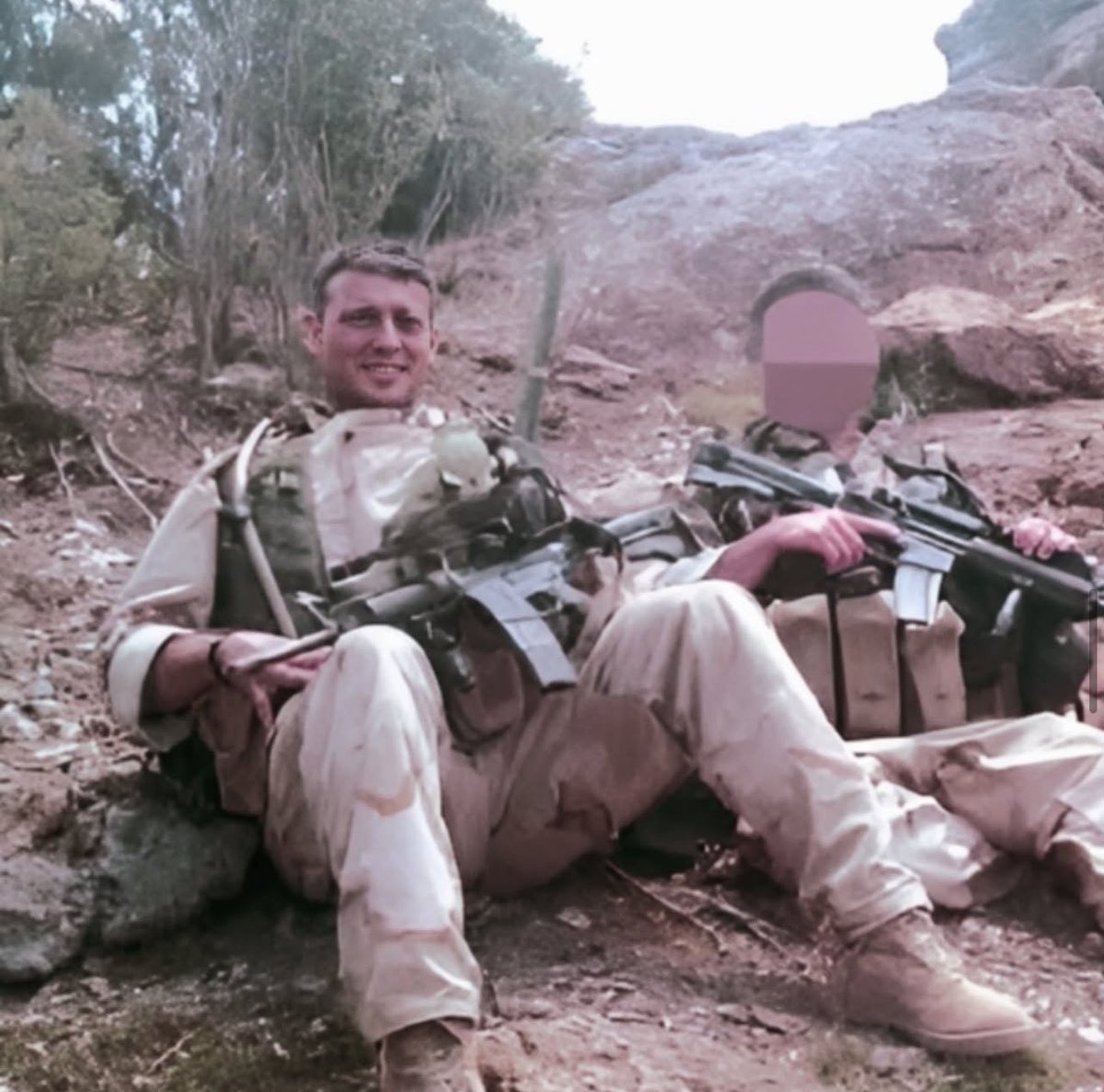 MilitaryCooI's tweet photo. Honoring Darryn Andrews recipient of the Silver Star Posthumously. Andrews was KIA September 4th 2004, in Afghanistan, of wounds suffered when enemy forces attacked his vehicle with an improvised explosive device and a rocket-propelled grenade. Andrews fatally placed himself between the incoming enemy fire and his fellow brothers. His courage under fire was essential in saving another Soldier's life, and saving the lives of five other Soldiers who were with him.