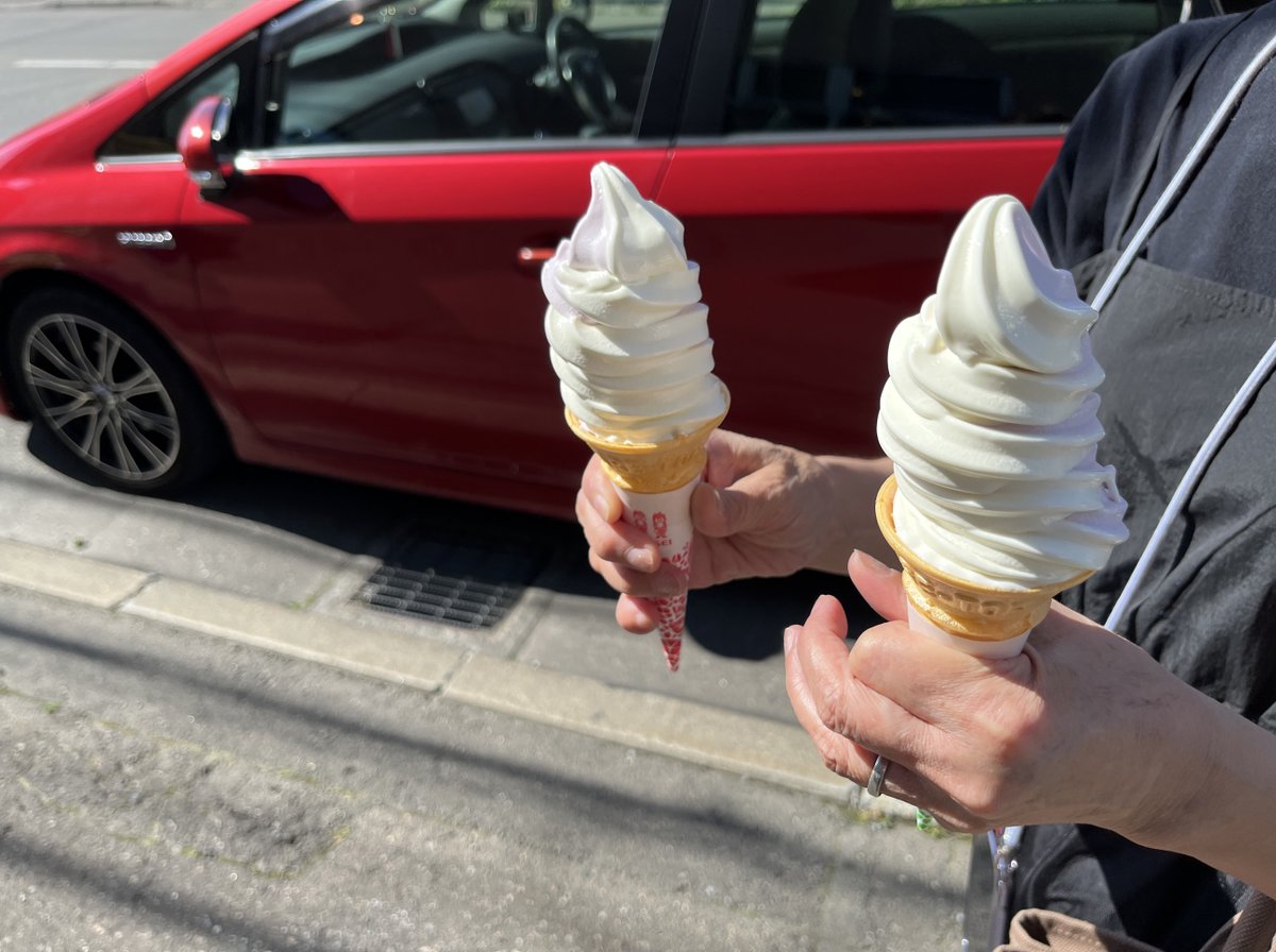 masyu41's tweet image. 最高気温36.8℃🥵
奥さんがソフトクリーム食べたいというので
年に1回食べるか食べない俺も付き合うことに🍦
¥180😳エッ?
普通サイズで180円?
この価格絶対おかしいですって!😆
#クランベリー