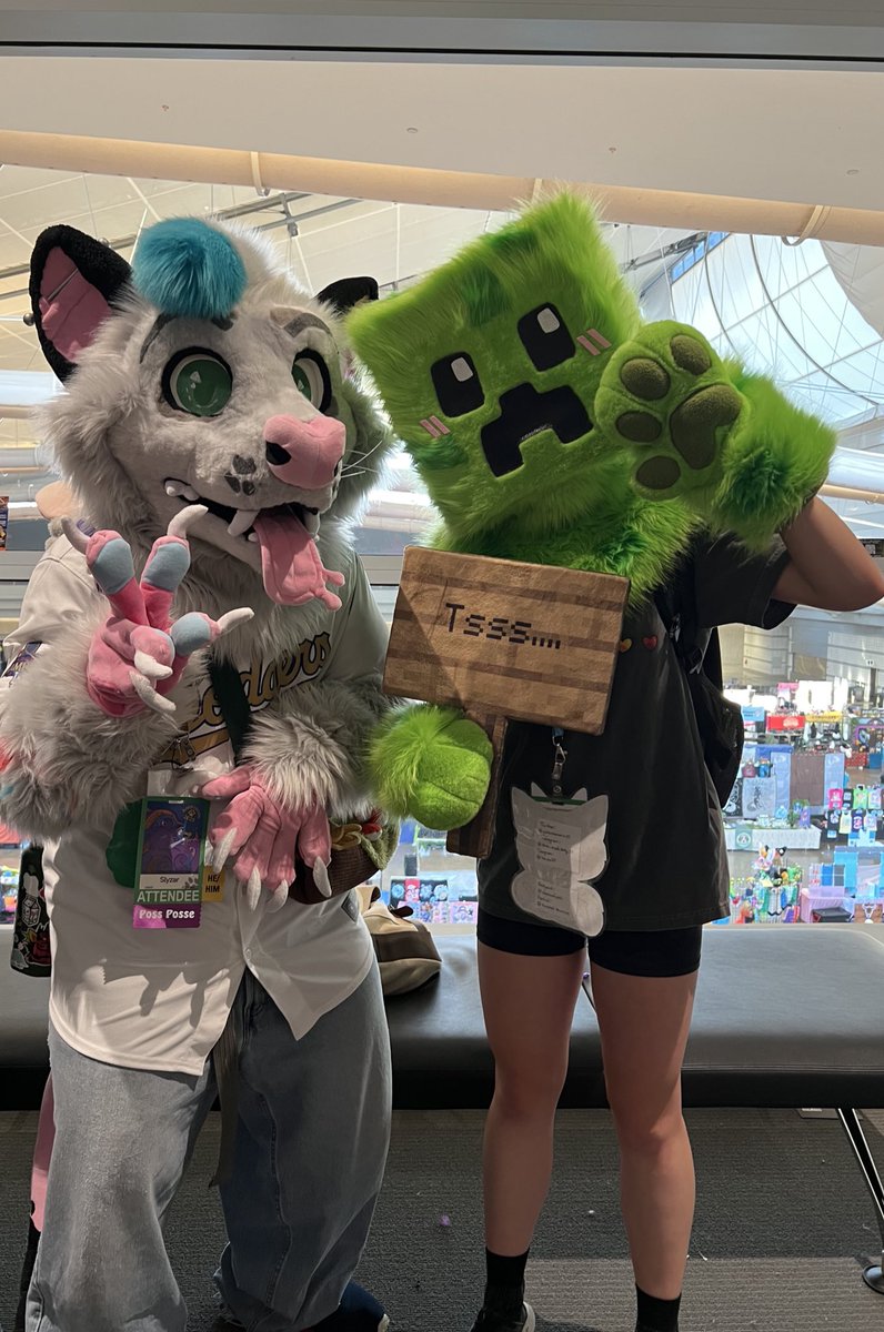 I was able to sneak a picture with the creeper before having to run away so I wouldn’t get blown up 😮‍💨. 

#anthrocon2025 #opossum #furry #mincraftcreeper