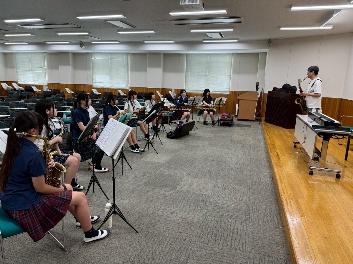 こんばんは🌙
今日は川嶋先生によるサックスのレッスンが行われました🎷
有難く為になるお話を沢山聞くことができました！
ありがとうございました( ¨̮ )