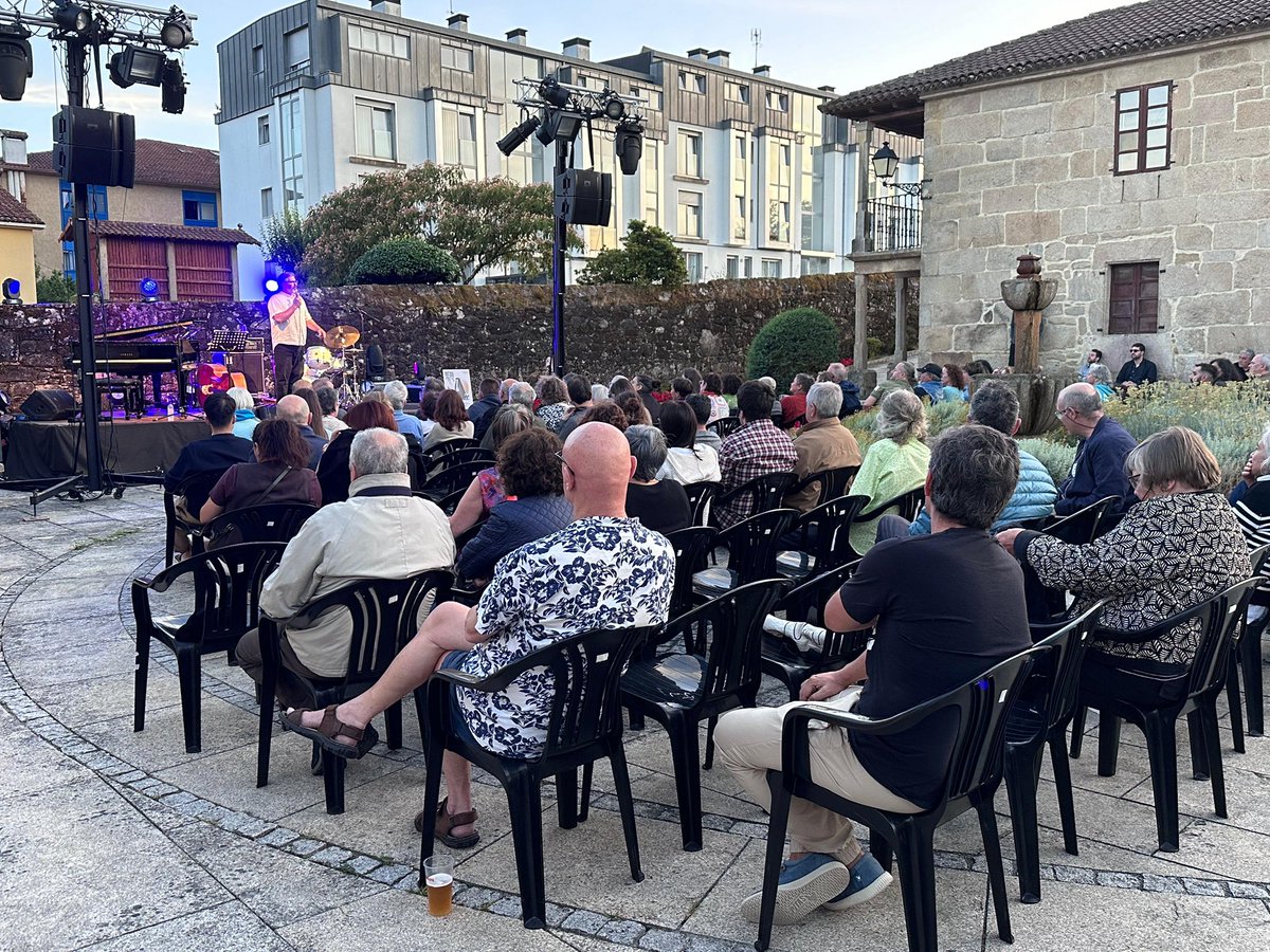 Álvaro Vieito Trío, Gloria Pavía e Rafa Morales e Yago Vázquez Trío protagonizaron a oitava edición do Ames Jazz 🎷🎶 , unha iniciativa que combinou diversas propostas durante as noites do venres 4 e o sábado 5. 

Toda a ℹ️🔗bit.ly/3U096hy

#AmesJazz #Jazz #Música #Ames