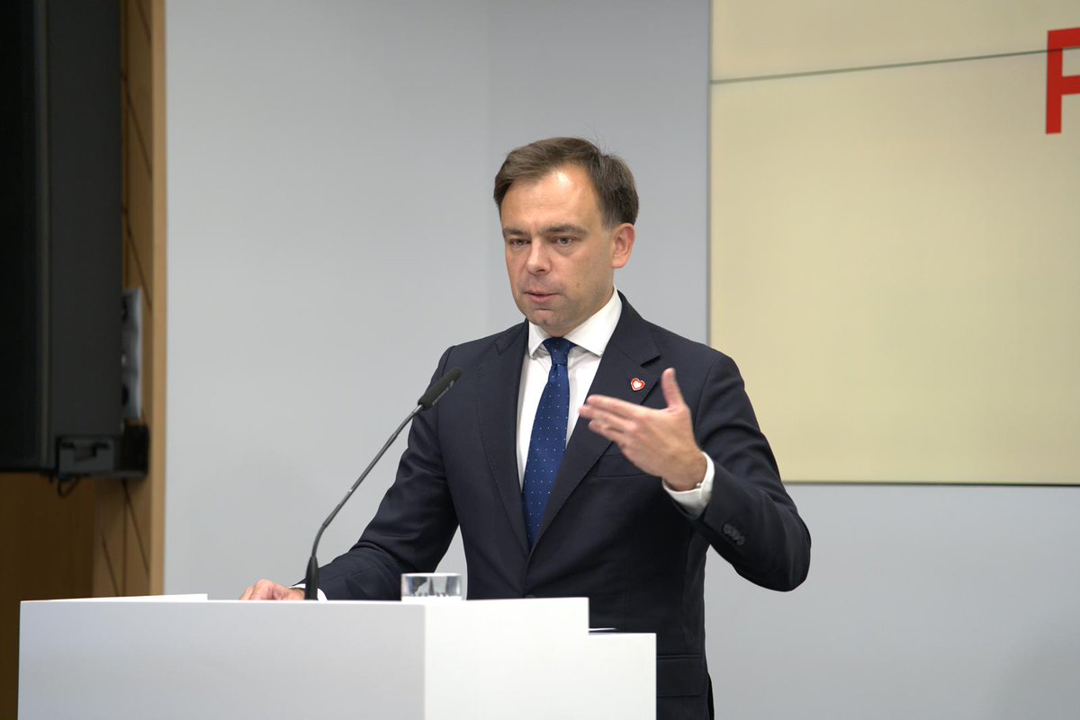 Minister <a href="/Domanski_Andrz/">Andrzej Domański</a> podczas konferencji <a href="/Grupa_PFR/">Grupa PFR</a>: W budowie siły polskiej gospodarki robimy kolejny niezwykle istotny krok. Inaugurujemy inicjatywę Team Poland. To projekt, który uosabia nowoczesny sposób, w jaki polskie państwo wspiera ekspansję zagraniczną polskich firm.