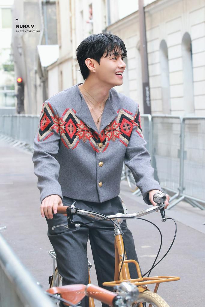 HAVE A SAFE FLIGHT TAEHYUNG
BORAHAE KIM TAEHYUNG