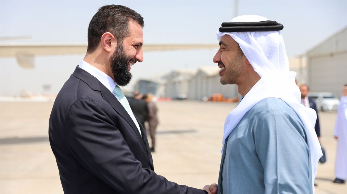 SyPresidency's tweet image. وصول رئيس الجمهورية العربية السورية السيد أحمد الشرع والوفد المرافق له دولة الإمارات العربية المتحدة، حيث كان في استقباله سمو الشيخ عبد الله بن زايد آل نهيان وزير خارجية دولة الإمارات.
#رئاسة_الجمهورية_العربية_السورية