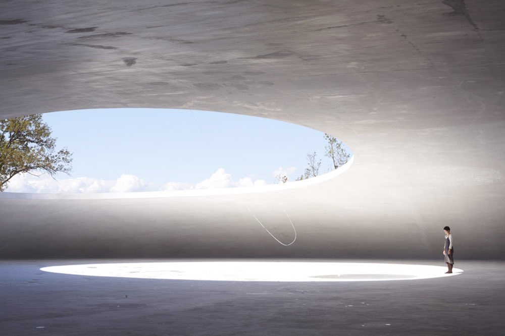 Sessizlikte akan bir yapı.

Teshima Adası’nda rüzgarın, suyun ve mimarinin diyaloğu.
Ryue Nishizawa’nın tasarımı: mimarlığın görünmez hali.

📍Teshima Art Museum / Ryue Nishizawa (Japonya)

#art #arch #japan #design #white