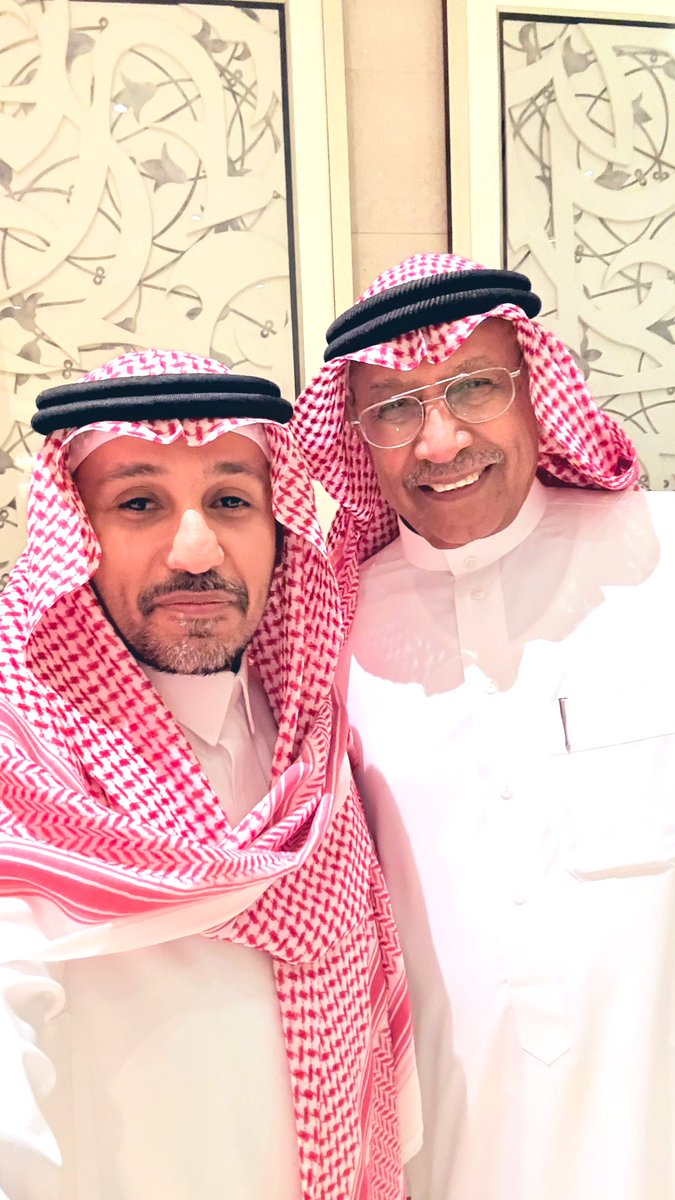 مساء الاثنين 6 يوليو 2025، كان لي شرف الجلوس إلى طاولة واحدة مع قامة قيادية عظيمة، الأستاذ عبدالله جمعة، الرئيس التنفيذي الأسبق لشركة أرامكو السعودية.
منه تعلّمت أن القيادة ليست مجرد قرارات وأرقام، بل هي رؤى وحكمة وإنسانية تُلهم من حولك وتترك بصمة لا تُنسى.
