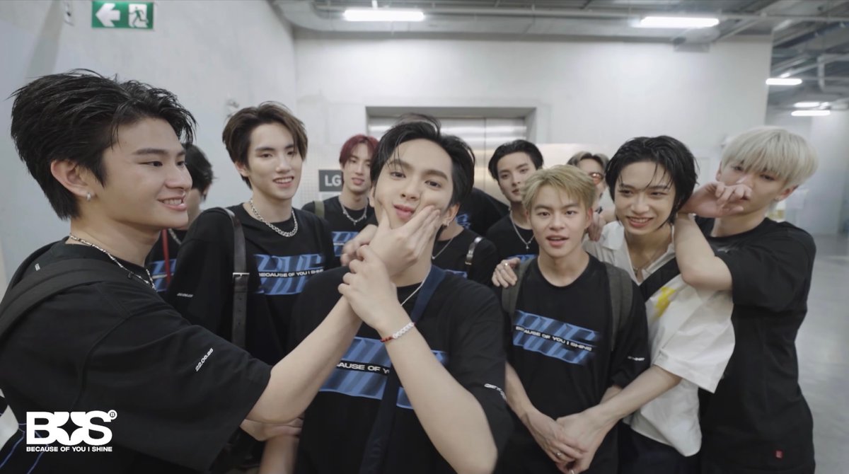 แล้วน้องเป้อไปน่ารักอะไรอยู่กลางวงอ่ะ

(ขอคนเข้าใจ y————y)