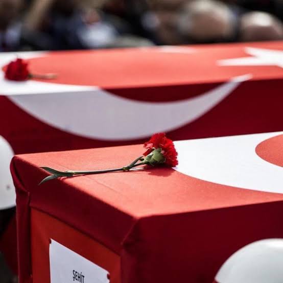 Kaybettiğimiz bunca can için millî yas ilan edilmeyecekse, ne zaman edilecek? 
Şehit istatistikten, Türk askeri sayıdan ibaret değildir!
#MilliYasİlanEdilsin