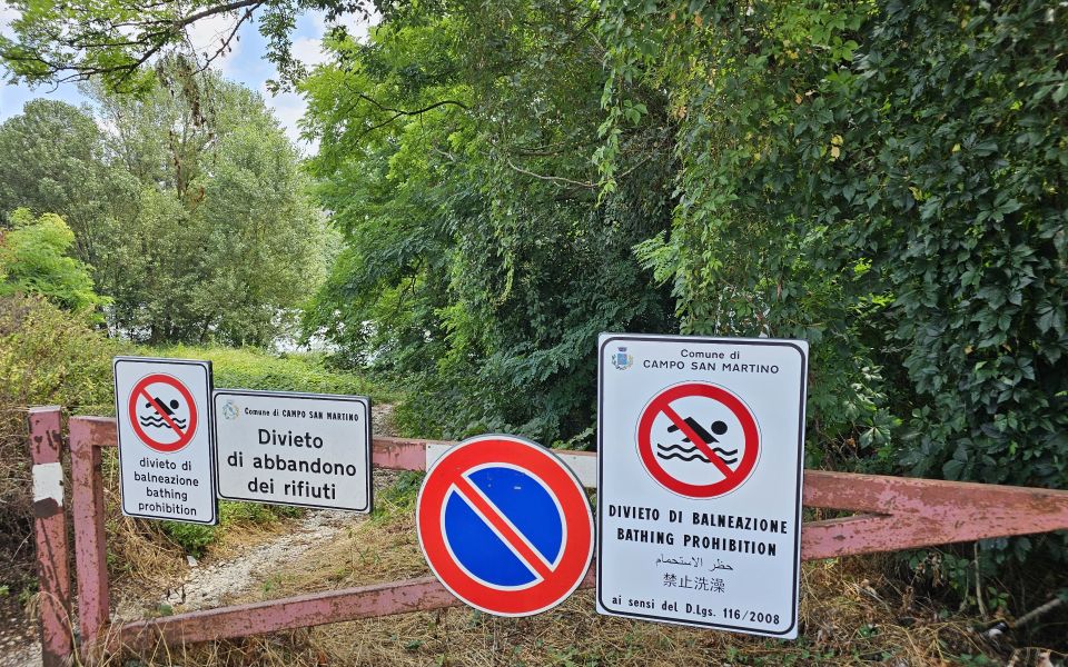 Divieto di balneazione multilingue alla spiaggetta del Brenta 
tgpadova.telenuovo.it/cronaca/2025/0…